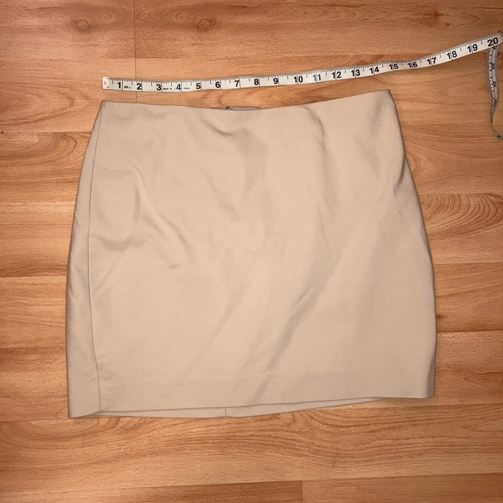 NWT Express Beige Pencil Mini Above Knee Skirt Size 6.   A1